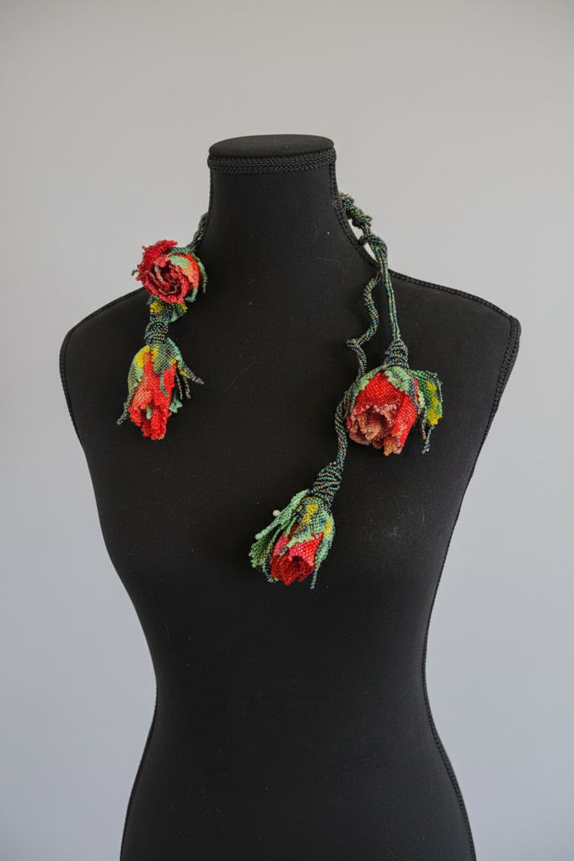 Roses necklace open